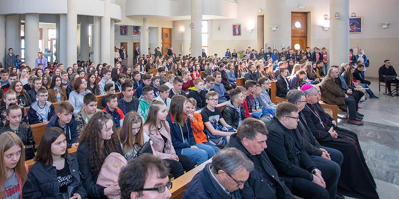 SISAK<br>Susret biskupa s krizmanicima